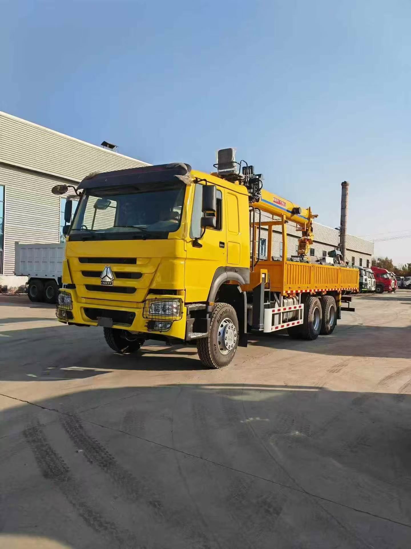 Yellow HOWO truck-mounted crane