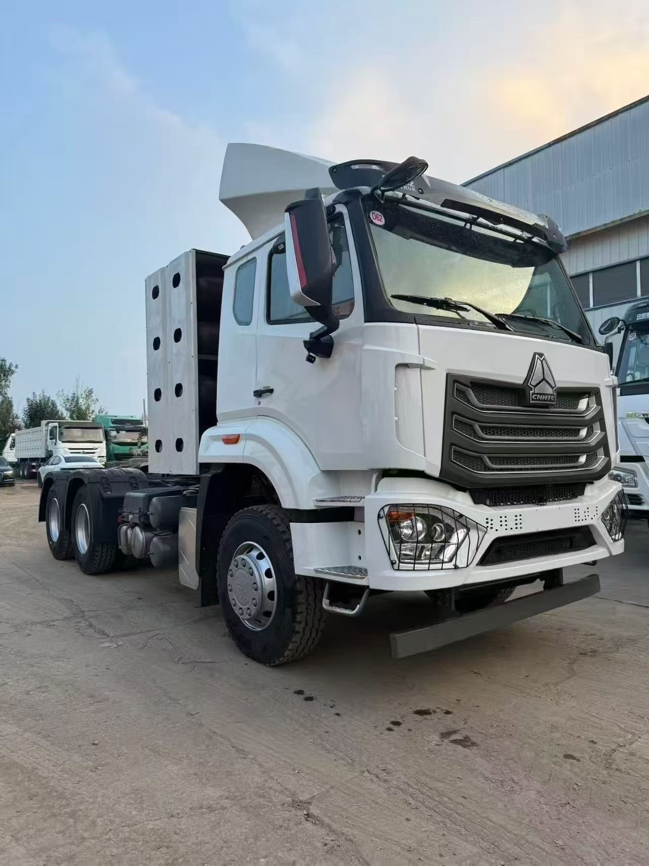 White HOWO NX LNG tractor